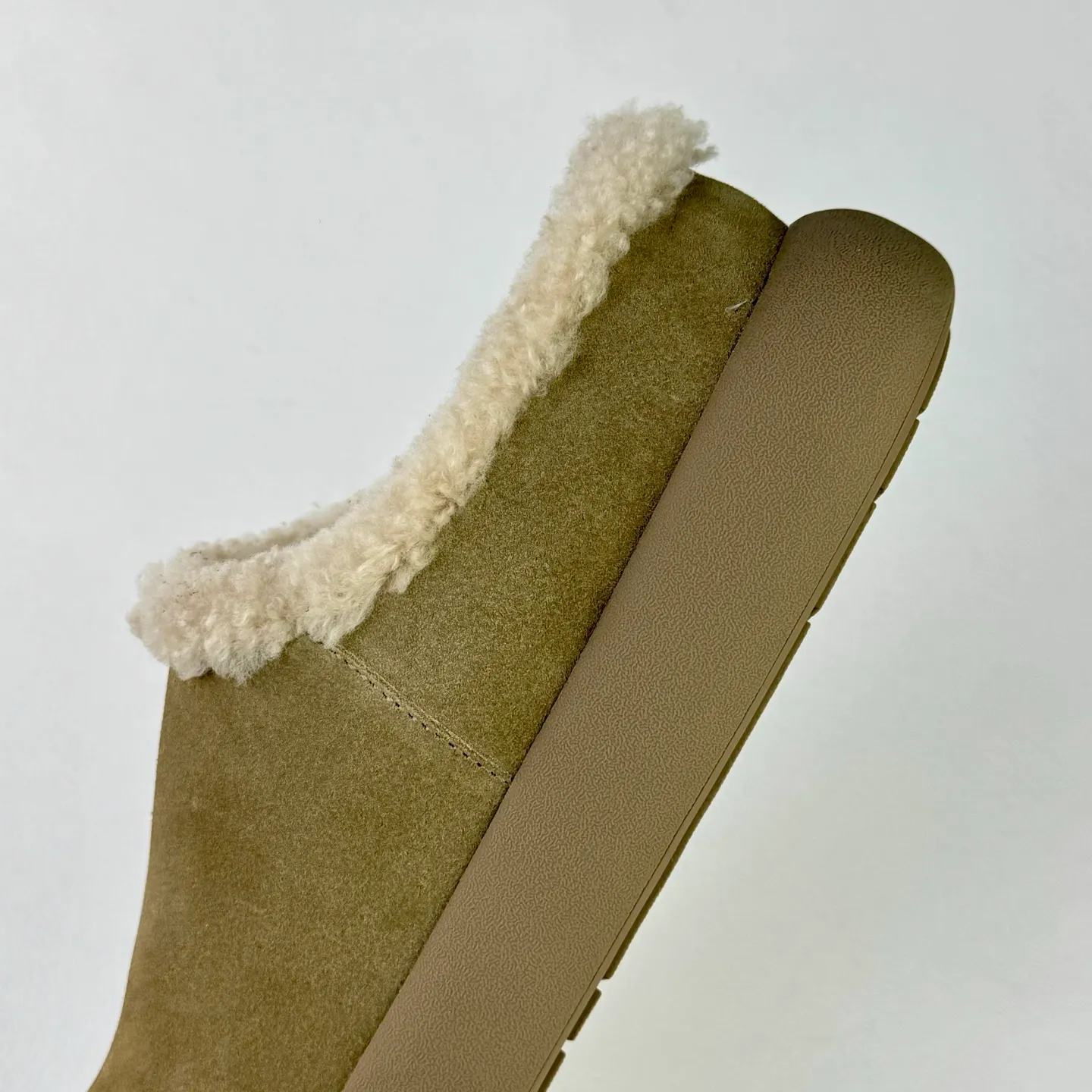 Wanding‼ ️Thick-soled Little Potato 💰480 Xiaohongshu’s popular UGG Little Potato UGG Muller Slippers #All shoes are made of ZP same factory Longfeng A-grade Australian imported sheepskin brand OEM production line fully follows the ZP process flow OEM original pattern maker Adheres to the principle of no original shoes and no development selection Pay attention to every detail The most authentic version on the market Size: 35 36 37 38 39 40